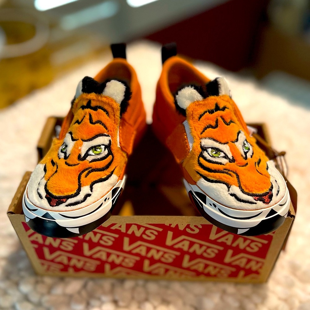 NWT Vans Discovery Tiger slip on shoes. Size 7 T